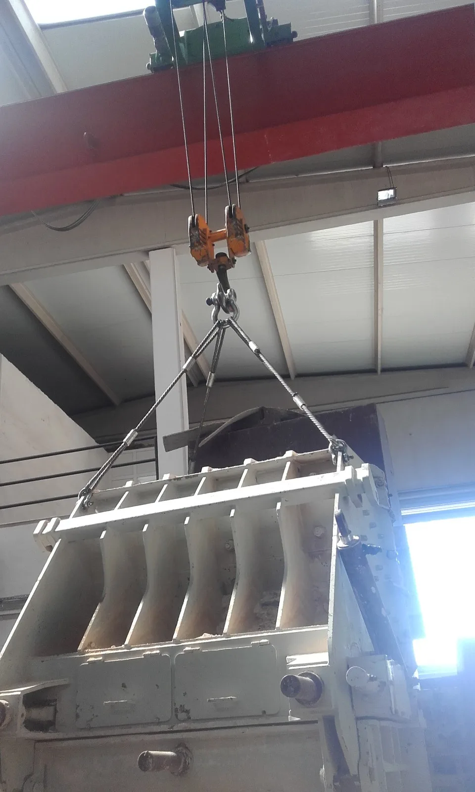 Köprü vinç ile makine taşıma