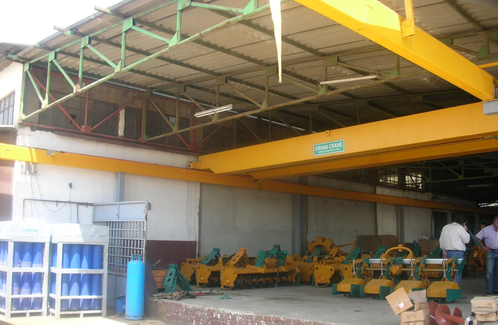 Yarı açık depo alanında köprü vinçler